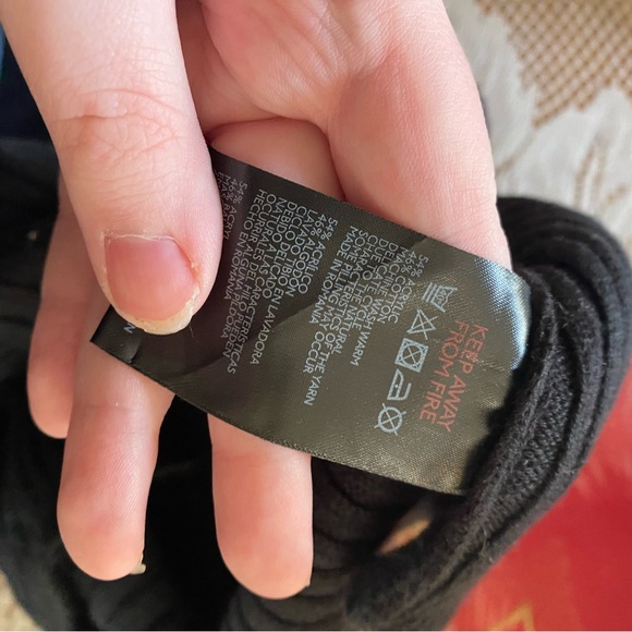 Urban Outfitters • Ribbed Half Zip Cropped Sweater in Black - Picture 9 of 11